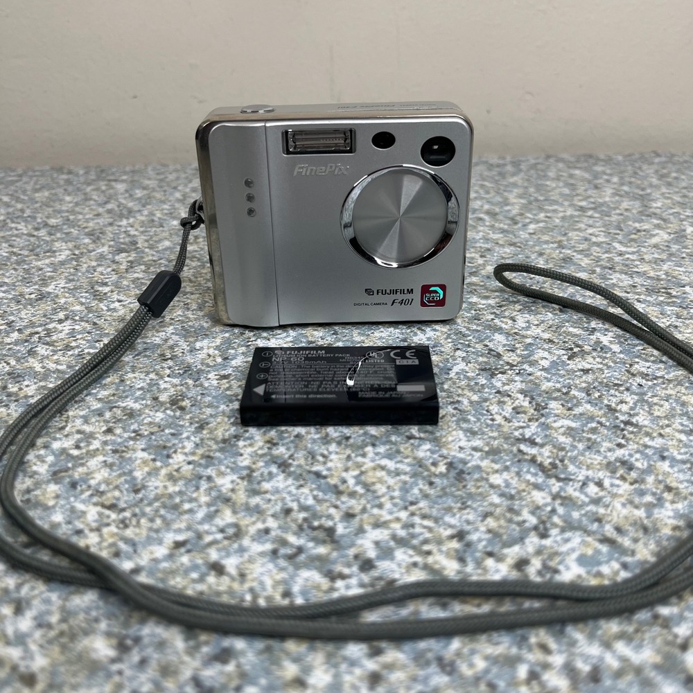 Fujifilm FinePix F401 Digital Camera Silver Super CCD 2.1MP Vintage Point Shoot